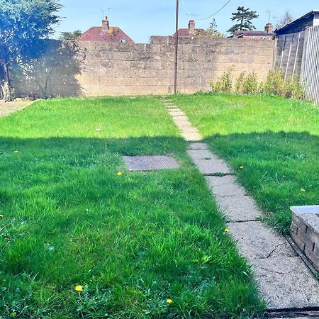 Lush House Close To Ashford Town Centre With Driveway Bagian luar foto