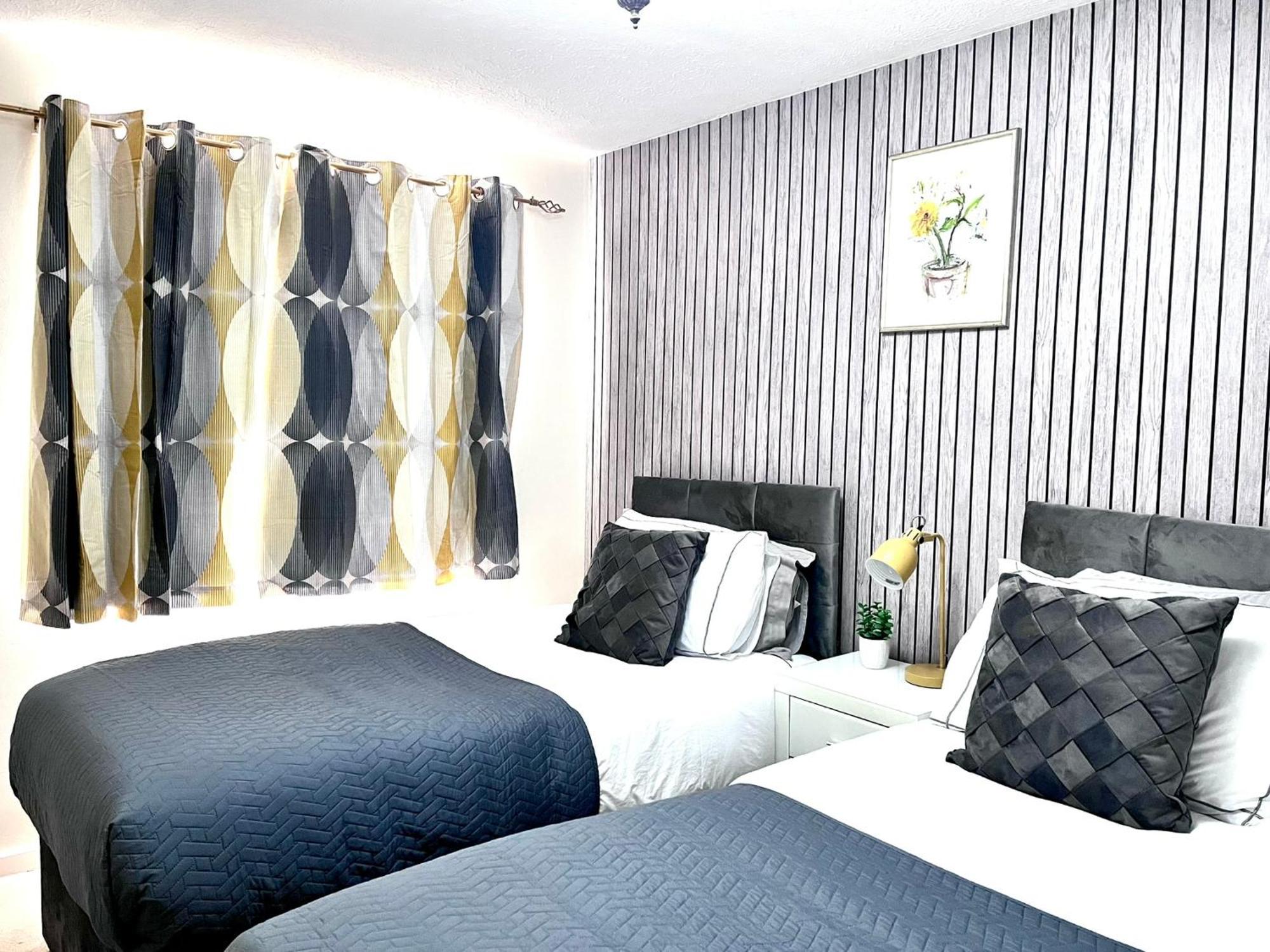 Lush House Close To Ashford Town Centre With Driveway Bagian luar foto