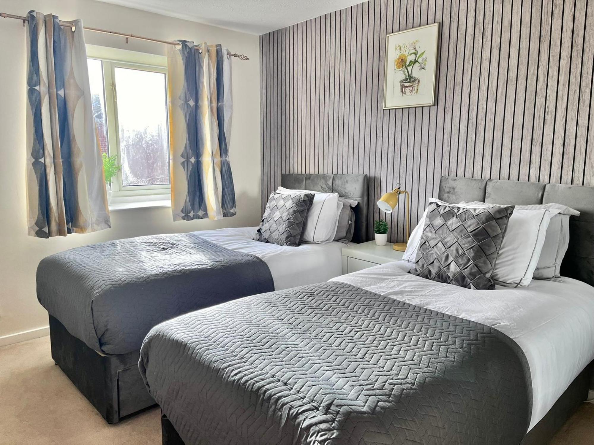 Lush House Close To Ashford Town Centre With Driveway Bagian luar foto