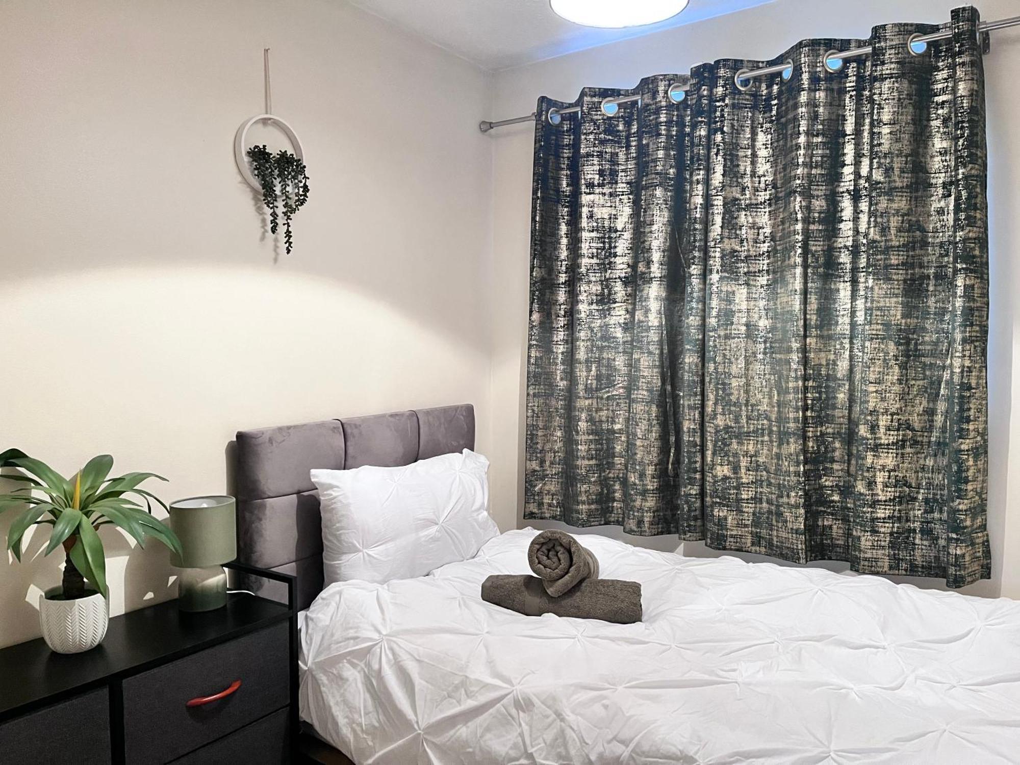 Lush House Close To Ashford Town Centre With Driveway Bagian luar foto