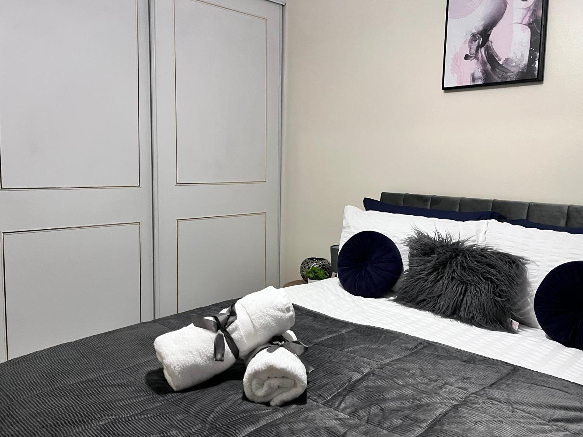 Lush House Close To Ashford Town Centre With Driveway Bagian luar foto