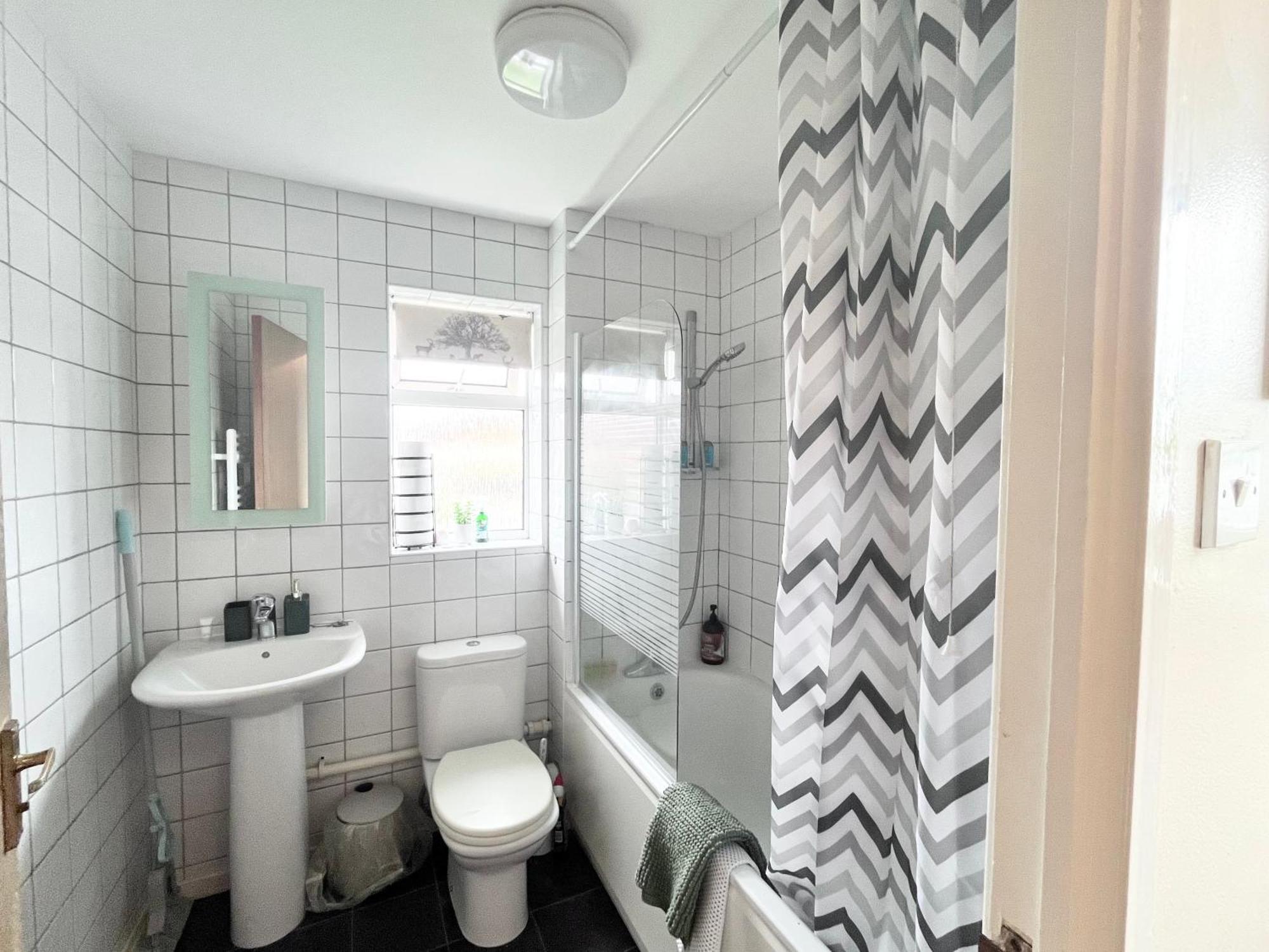 Lush House Close To Ashford Town Centre With Driveway Bagian luar foto