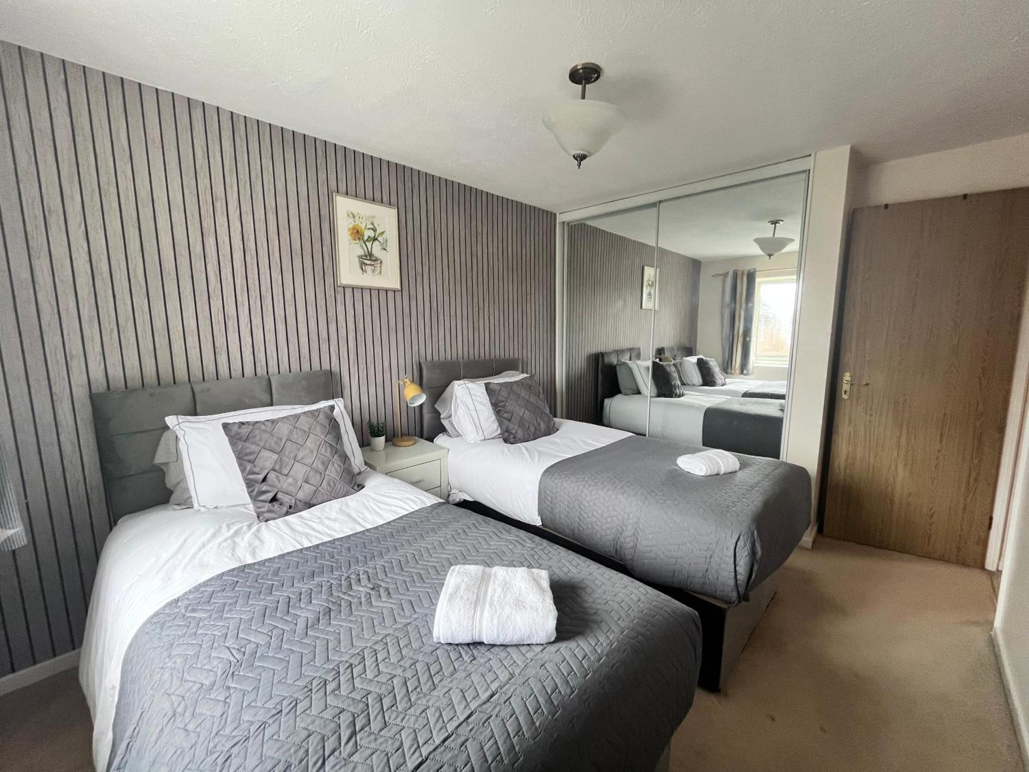 Lush House Close To Ashford Town Centre With Driveway Bagian luar foto