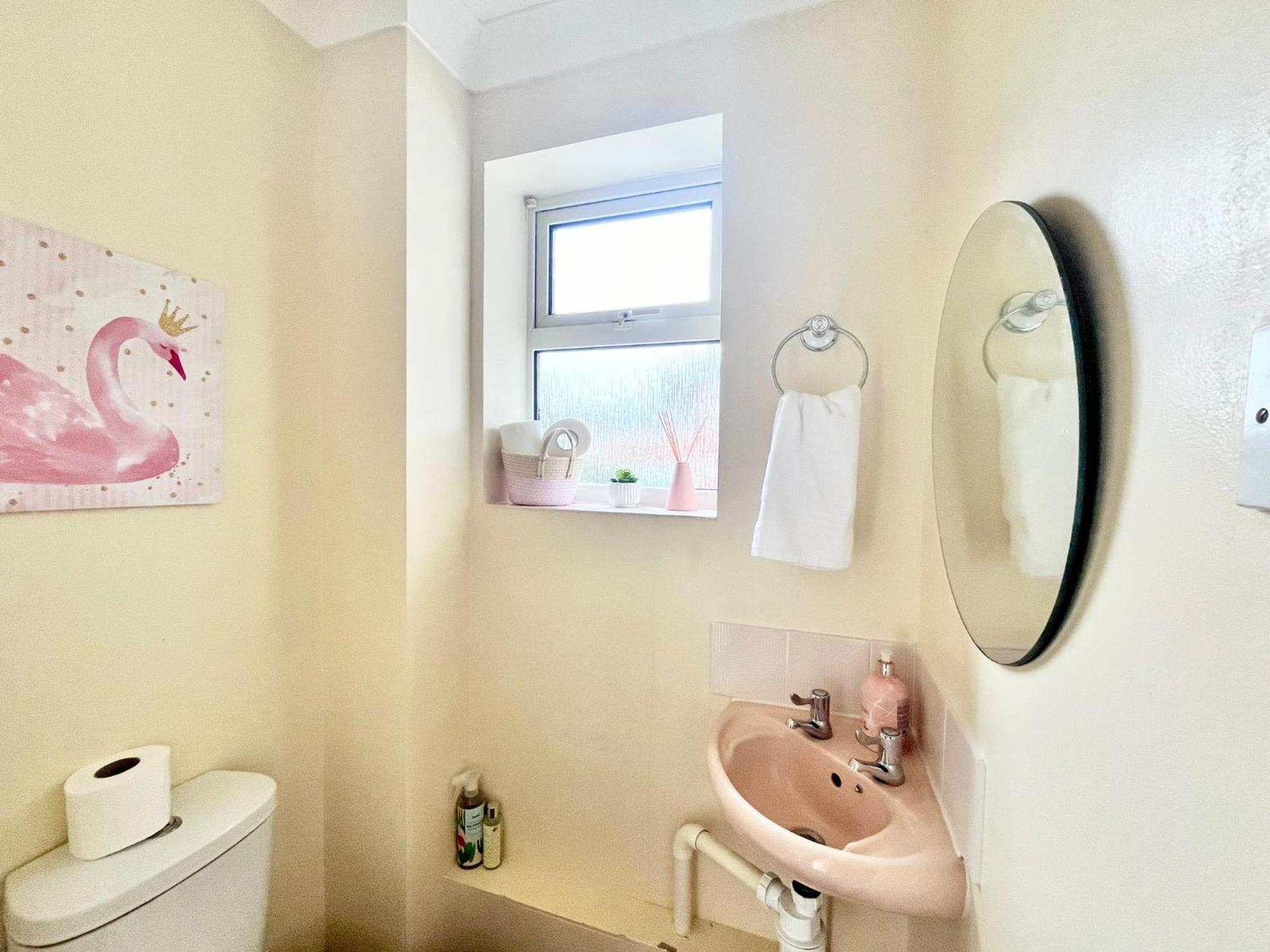 Lush House Close To Ashford Town Centre With Driveway Bagian luar foto