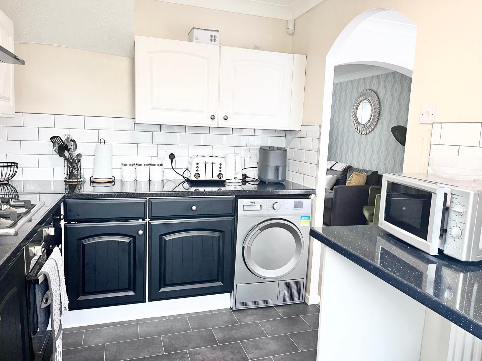 Lush House Close To Ashford Town Centre With Driveway Bagian luar foto