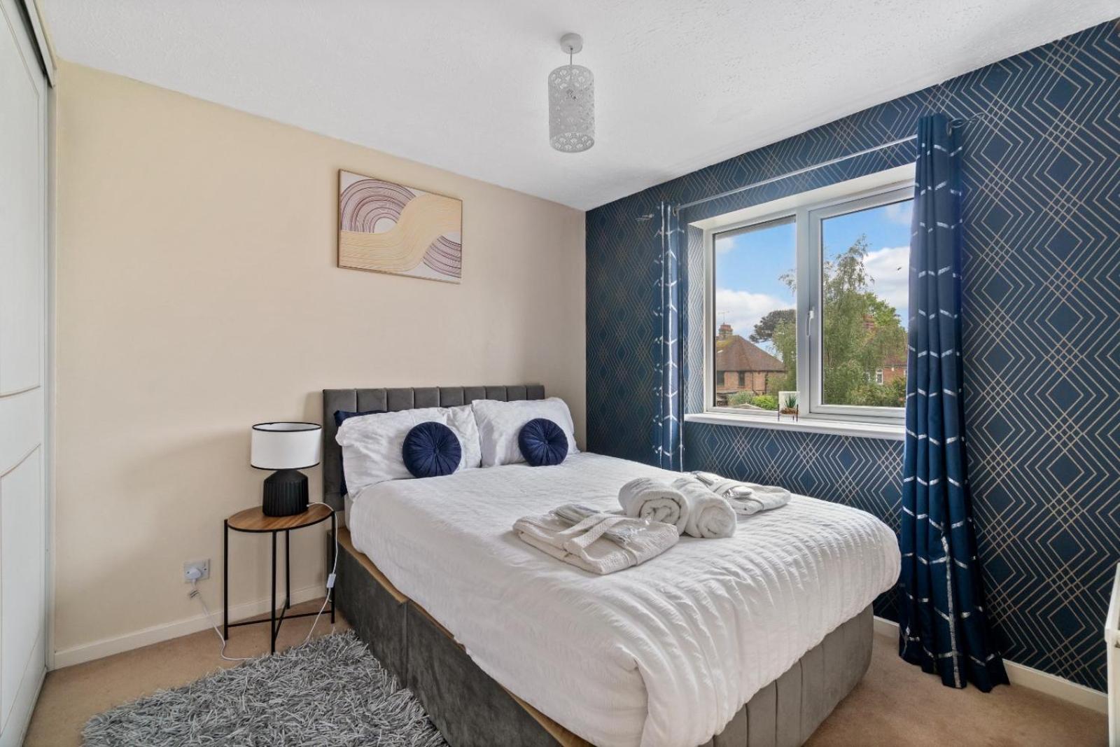 Lush House Close To Ashford Town Centre With Driveway Bagian luar foto