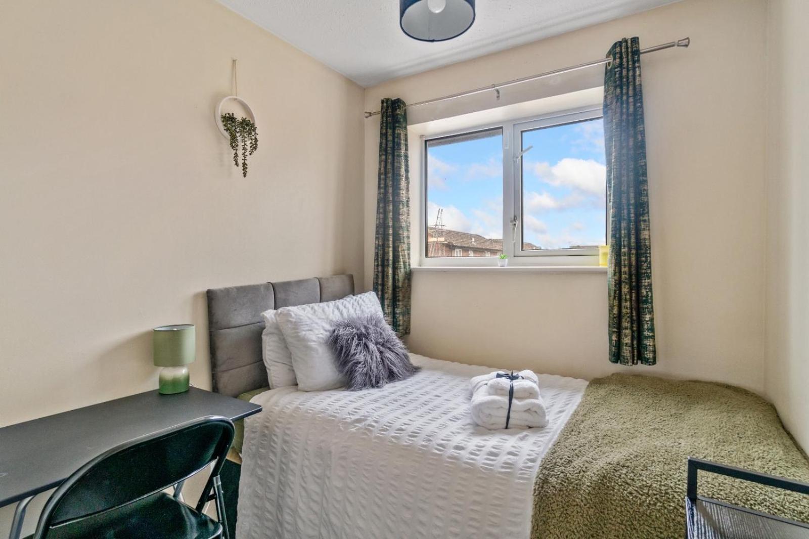 Lush House Close To Ashford Town Centre With Driveway Bagian luar foto