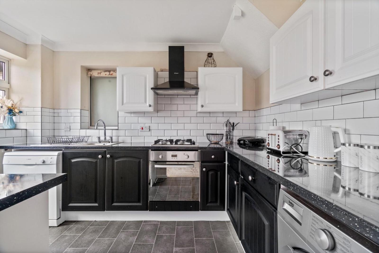 Lush House Close To Ashford Town Centre With Driveway Bagian luar foto