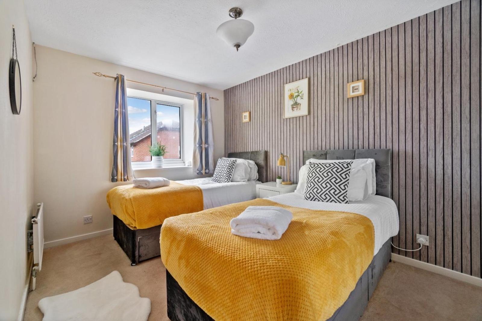 Lush House Close To Ashford Town Centre With Driveway Bagian luar foto