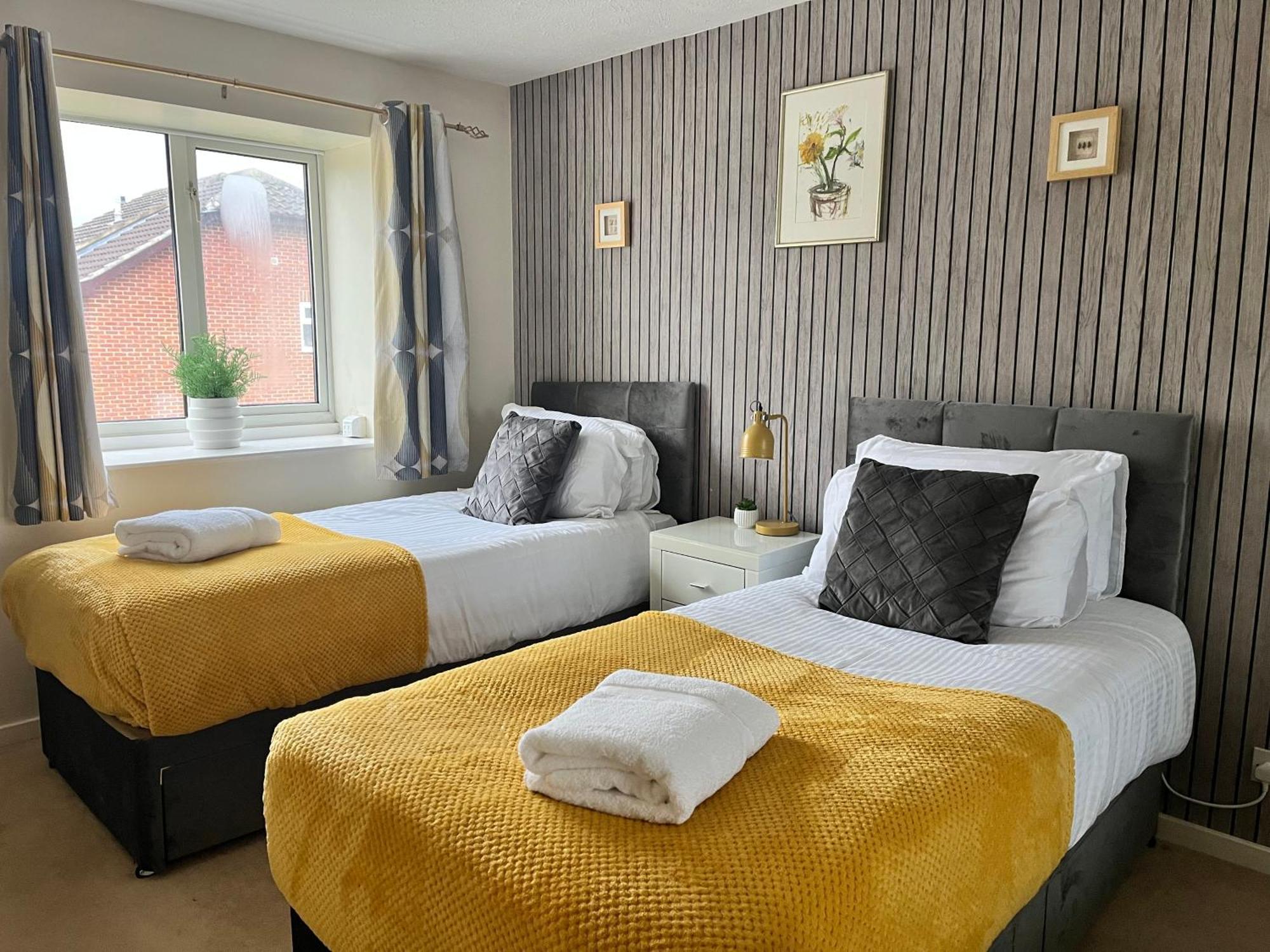 Lush House Close To Ashford Town Centre With Driveway Bagian luar foto